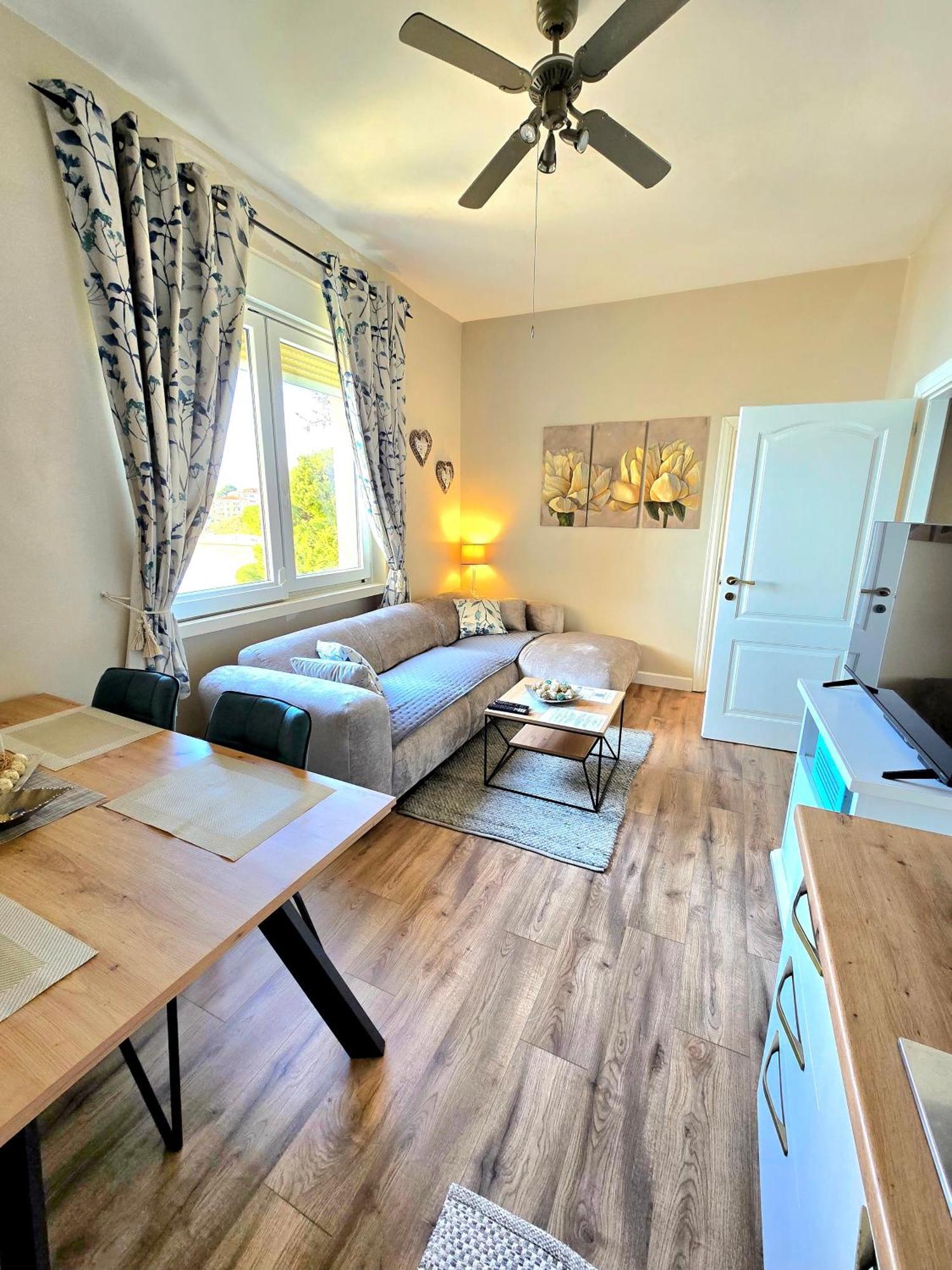 Apartments Suzy Split Luaran gambar